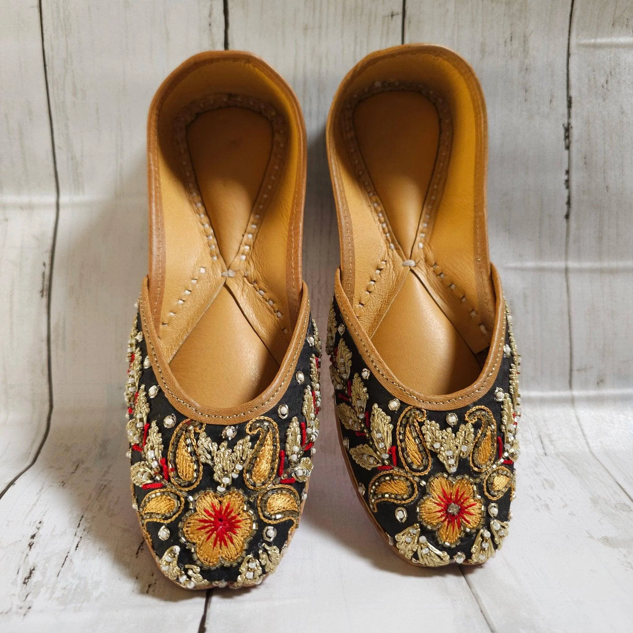 Laila - Black Embroidered Bridal Jutti